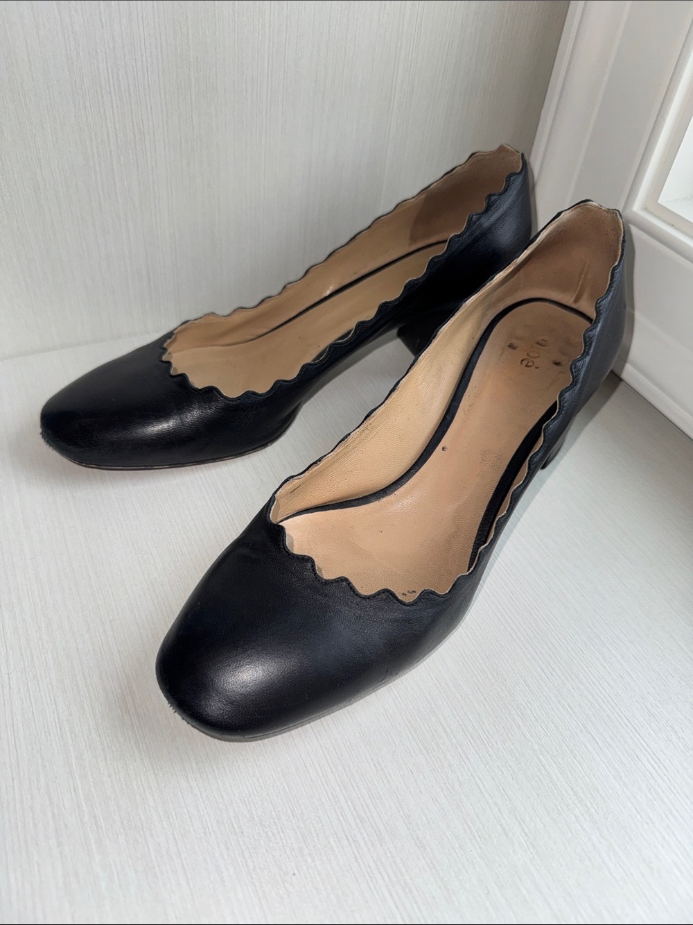CHLOE “Lauren” Women's Black Scalloped Block Heel Pumps size 39.5 (9, 9 1/2)